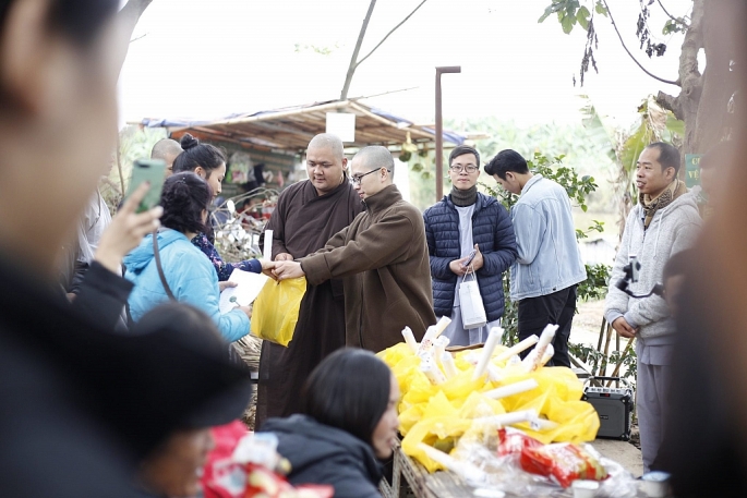 goi banh chung xanh tang benh nhan ngheo