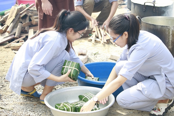 goi banh chung xanh tang benh nhan ngheo