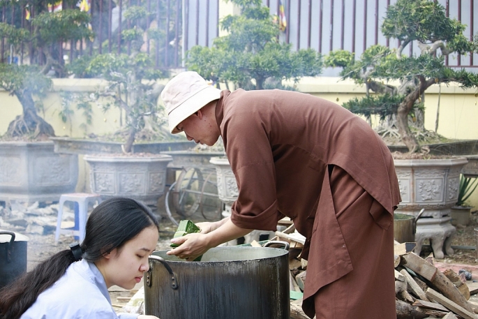 goi banh chung xanh tang benh nhan ngheo