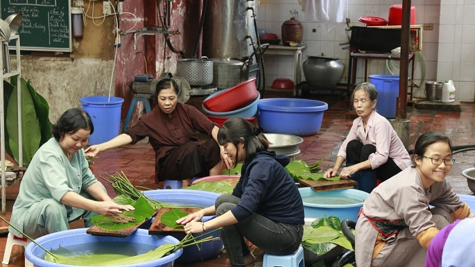 goi banh chung xanh tang benh nhan ngheo