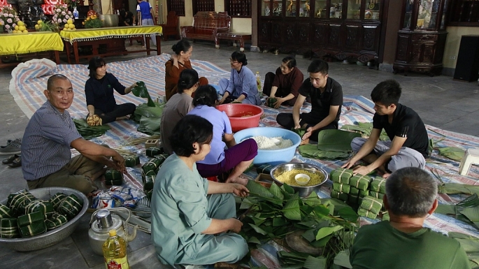 goi banh chung xanh tang benh nhan ngheo