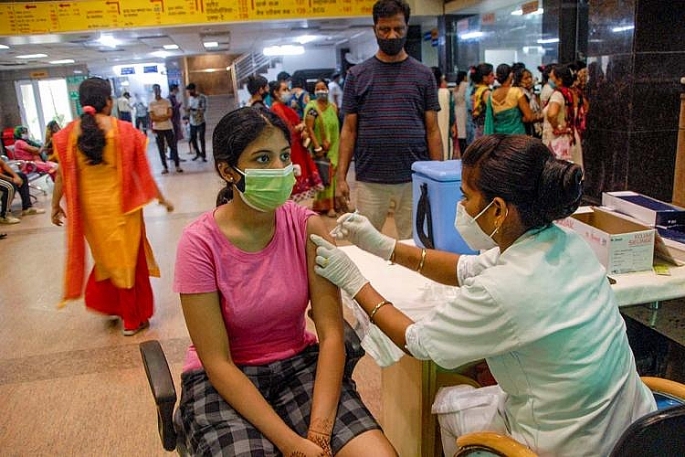 Ấn Độ mở rộng đối tượng tiêm chủng vắc-xin ngừa Covid-19. (Ảnh: AFP)
