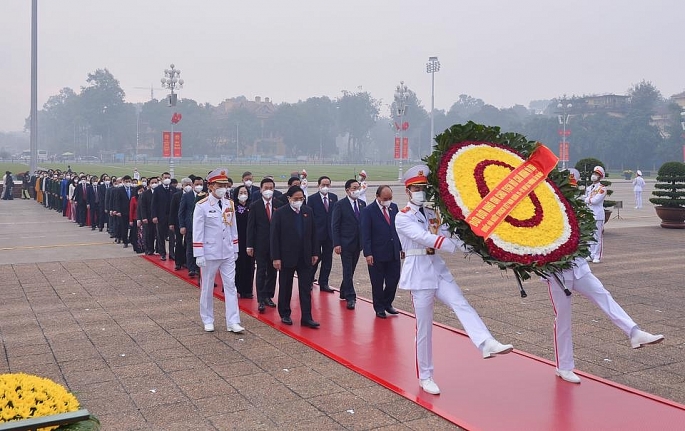 Các đồng chí Lãnh đạo Đảng, Nhà nước, Chính phủ, Quốc hội, Mặt trận Tổ quốc Việt Nam và các đại biểu Quốc hội tới đặt vòng hoa và vào Lăng viếng Chủ tịch Hồ Chí Minh