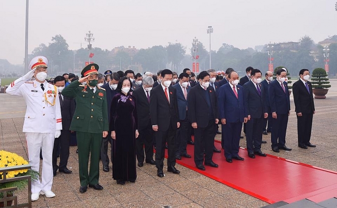 Các đồng chí lãnh đạo Đảng, Nhà nước, các đại biểu Quốc hội kính cẩn nghiêng mình, bày tỏ lòng thành kính trước anh linh Chủ tịch Hồ Chí Minh.