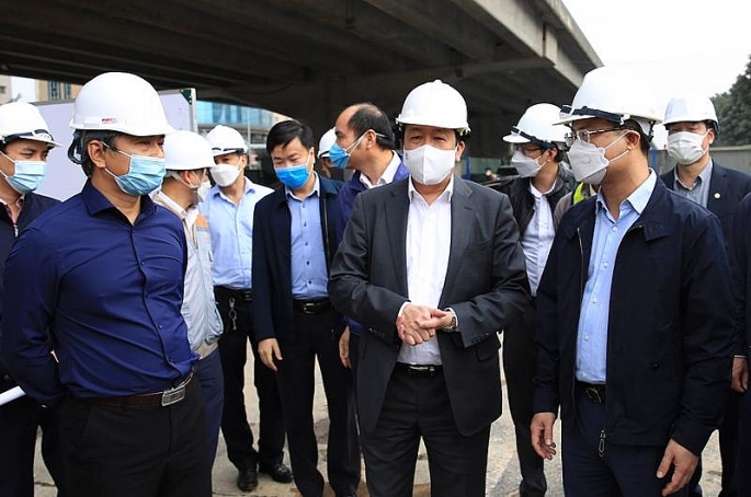 Phó Chủ tịch UBND thành phố Dương Đức Tuấn kiểm tra tiến độ xây dựng dự án đầu tư xây dựng nút giao đường Lê Văn Lương với Vành đai 3.