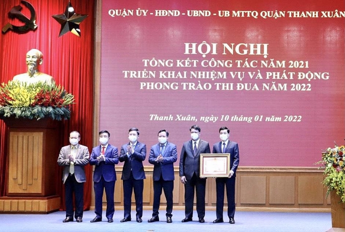 Phó Bí thư Thành ủy Nguyễn Văn Phong thừa ủy quyền của Thủ tướng Chính phủ trao Bằng khen của Thủ tướng Chính phủ cho Nhân dân và cán bộ quận Thanh Xuân