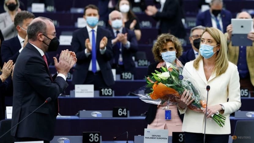 Bà Roberta Metsola được các nghị sĩ vỗ tay chúc mừng tại phiên họp toàn thể của Nghị viện châu Âu hôm 18/1. Ảnh: Reuters