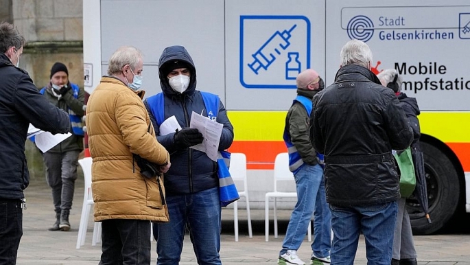 Người dân Đức đang khai báo thông tin trước khi vào tiêm vắc-xin ngừa Covid-19. (Ảnh: ABC News)