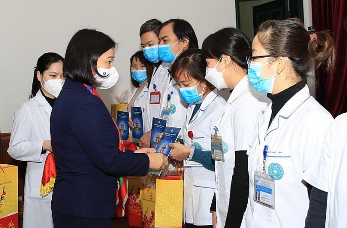 Phó Bí thư Thường trực Thành ủy Nguyễn Thị Tuyến tặng quà các y, bác sĩ, nhân viên y tế Bệnh viện Đa khoa Hà Đông.
