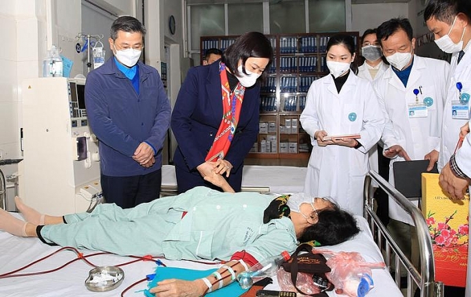 Phó Bí thư Thường trực Thành ủy Nguyễn Thị Tuyến thăm hỏi, động viên bệnh nhân đang điều trị tại Bệnh viện Đa khoa Hà Đông.