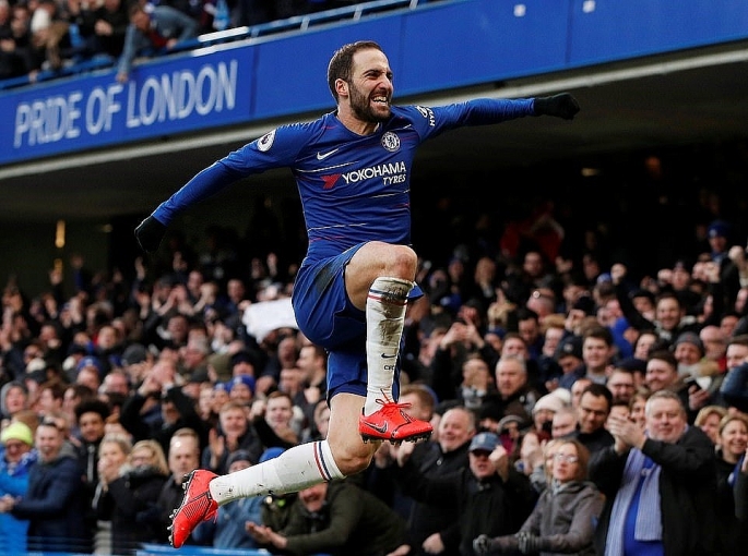 higuain lap cu dup chelsea de bep huddersfield 5 ban khong go