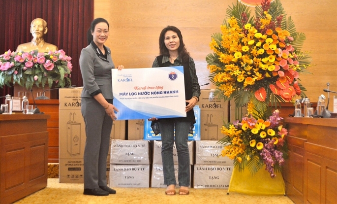 karofi dong hanh cung bo y te tang may loc nuoc cho ban chi dao chong dich tinh vinh phuc