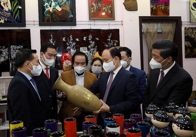 Chủ tịch HĐND TP Hà Nội Nguyễn Ngọc Tuấn tham quan khu trưng bày sản phẩm tại làng nghề sơn mài Hạ Thái