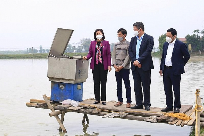 Phó Bí thư Thường trực Thành ủy Nguyễn Thị Tuyến thăm mô hình nuôi trồng thủy sản tại xã Vạn Thắng (huyện Ba Vì).