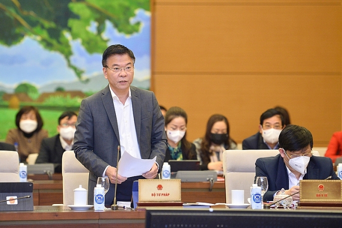 Bộ trưởng Bộ Tư pháp Lê Thành Long trình bày tờ trình.