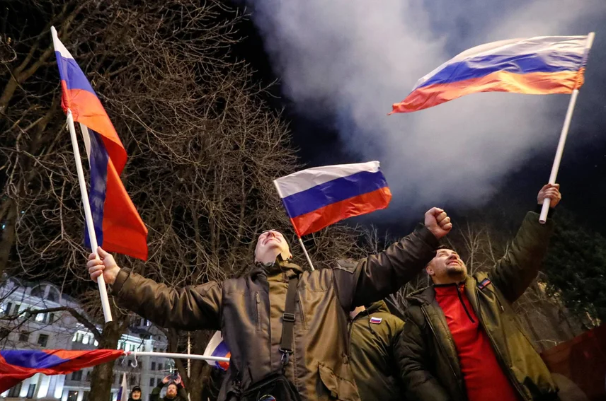 Những người thân Nga tại thành phố Donetsk, Ukraine ăn mừng trước quyết định của Tổng thống Putin vào ngày 21/2. Ảnh: Reuters.