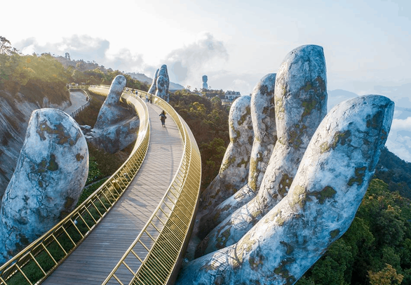 Cầu Vàng nằm trong khu du lịch Bà Nà Hills ở Đà Nẵng thực chất là một cầu cạn, dành cho người đi bộ. Cầu Vàng với kiến trúc độc đáo được khánh thành năm 2018 tại Đà Nẵng. Cây cầu dài 150m, có độ cao 1.441m so với mực nước biển và mang điểm nhấn là hai đôi bàn tay đầy rêu phong “đỡ” cây cầu.