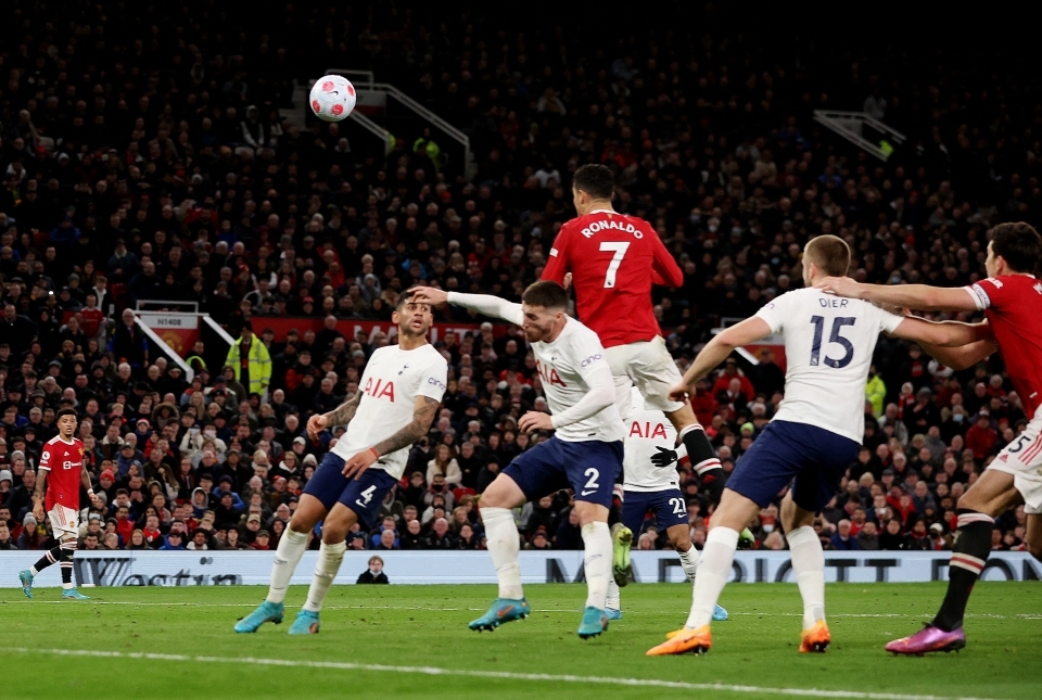 CR7 lập hat-trick giúp M.U đánh bại Tottenham