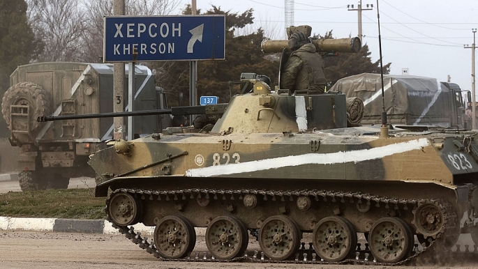 Thiết giáp Nga tại cửa ngõ vào Kherson. (Ảnh: Tass)