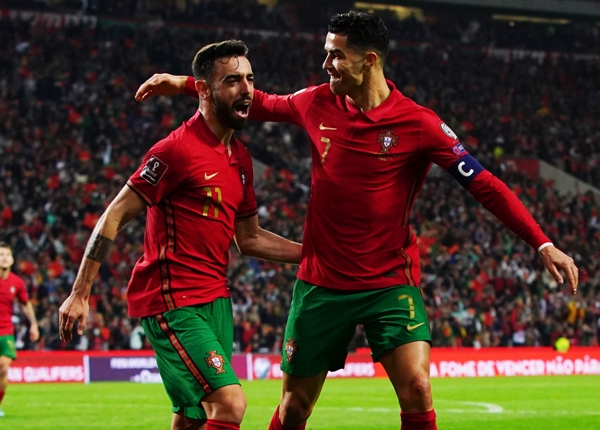 Ronaldo và Bruno tỏa sáng đưa Bồ Đào Nha đến World Cup 2022