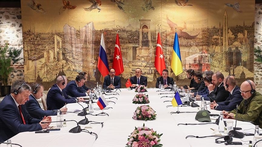 Tổng thống Thổ Nhĩ Kỳ Recep Tayyip Erdogan (giữa) trong cuộc gặp phái đoàn đàm phán Nga (trái) và Ukraine (phải) tại thành phố Istanbul, ngày 29/3/2022.