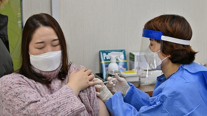 Hàn Quốc đang đẩy mạnh việc tiêm chủng vaccine ngừa Covid-19. (Ảnh: Yonhap News)