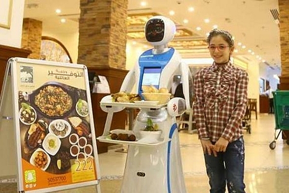 qatar quyet dinh ung dung cong nghe robot vao viec phuc vu