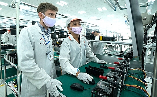 Nếu thiếu kỹ năng, lao động Việt Nam sẽ phải dành cơ hội việc làm tốt cho lao động đến từ các quốc gia khác. Trong ảnh: Chuyên gia nước ngoài (bên trái) làm việc tại Nhà máy sản xuất điện thoại VinSmart (thành phố Hải Phòng). Ảnh: Văn Phong