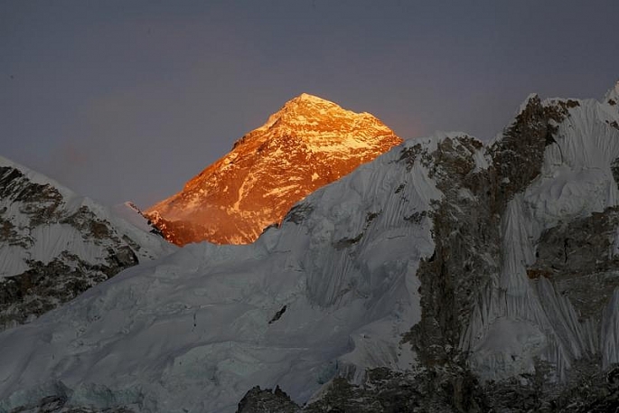 Đỉnh Everest nhìn từ đường đến Kalapatthar ở Nepal. Ảnh: AP