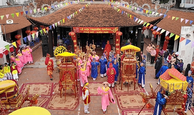 Lễ rước kiệu từ làng Kiều Mai sang làng Phú Mỹ trong Hội giao hiếu. Ảnh: Nguyễn Dung