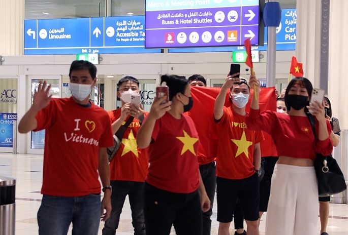 Các cổ động viên đón đội tuyển Việt Nam tại sân bay Dubai hôm 26.5. Ảnh: VFF