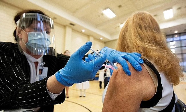 Nhân viên y tế tiêm vaccine COVID-19 tại Toronto, Canada, tháng 12/2020. Ảnh: Reuters.