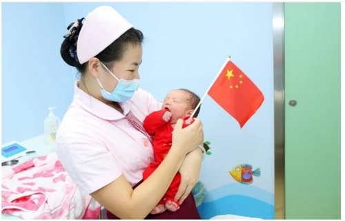 Trung Quốc “mở cửa” cho phép sinh con thứ 3