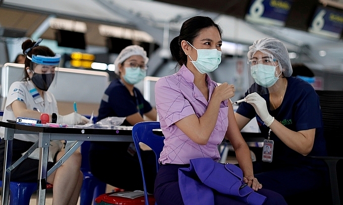   Một tiếp viên hàng không tiêm vaccine tại sân bay Suvarnabhumi, Thái Lan ngày 28/4. Ảnh: Reuters.