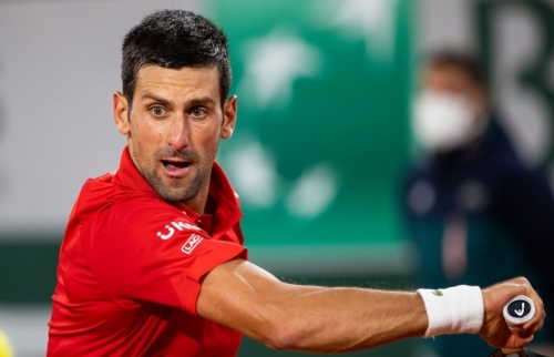 Novak Djokovic chật vật vào tứ kết Roland Garros 2021