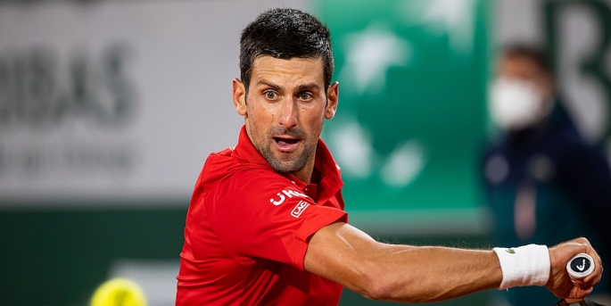 Novak Djokovic chật vật vào tứ kết Roland Garros 2021