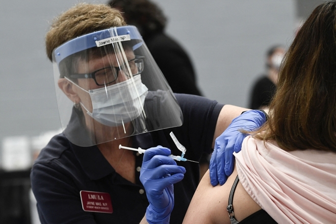 Tiêm vaccine Moderna tại điểm tiêm chủng ở Đại học Loyola Marymount ngày 8/3 ở Los Angeles (Mỹ). Ảnh: Getty Images Tiêm vaccine Moderna tại điểm tiêm chủng ở Đại học Loyola Marymount ngày 8/3 ở Los Angeles (Mỹ). Ảnh: Getty Images