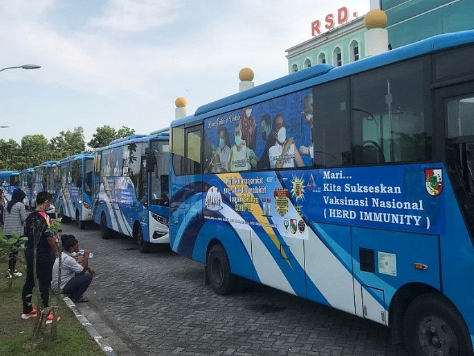 xe buýt trở thành điểm tiêm chủng lưu động tại Indonesia. (Ảnh: Reuters)