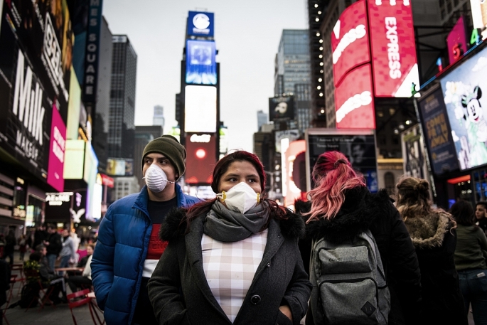 Người dân đang đi bộ tại quảng trường Thời đại , Newyork, Mỹ. (Ảnh: Bloomberg)