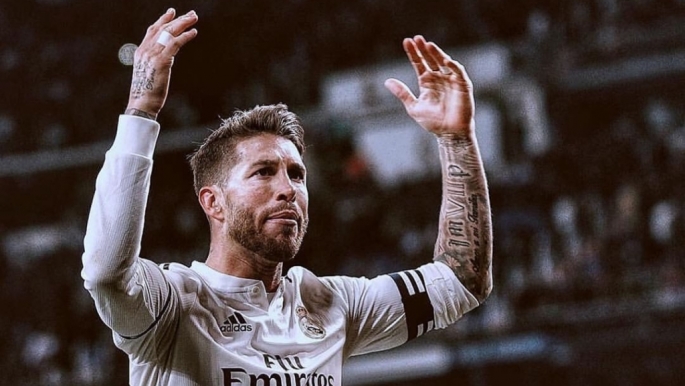 Ramos: Hình ảnh của Ramos đầy uy lực, sự quyết đoán và tinh thần đồng đội ấm áp. Các fan hâm mộ bóng đá không nên bỏ qua bức ảnh này vì đó là vinh quang của Ramos trong sự nghiệp cầu thủ bóng đá.
