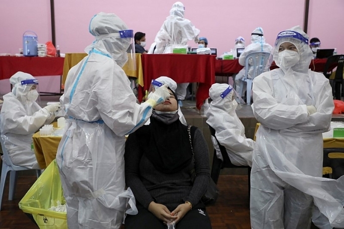 Nhân viên y tế tiêm vaccine phòng Covid-19 cho người dân tại Jakarta, Indonesia.