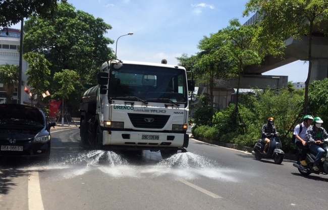 Tưới nước đường phố Hà Nội để hạ nhiệt ngày nắng nóng