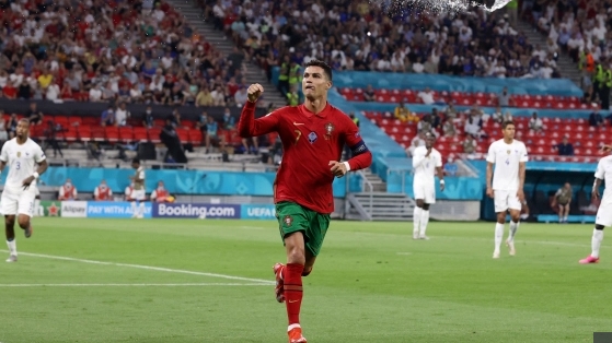 Ronaldo san bằng kỷ lục “khủng” của bóng đá thế giới