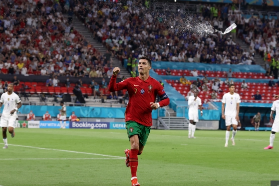 Ronaldo san bằng kỷ lục “khủng” của bóng đá thế giới