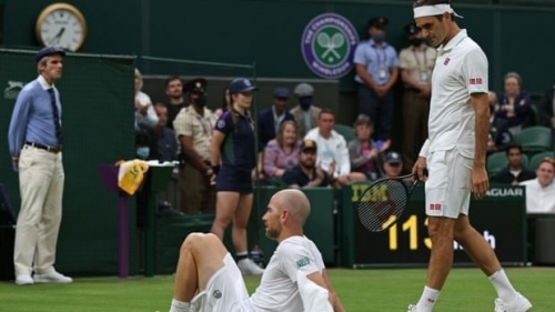 Federer “toát mồ hôi” vượt qua vòng 1 Wimbledon 2021