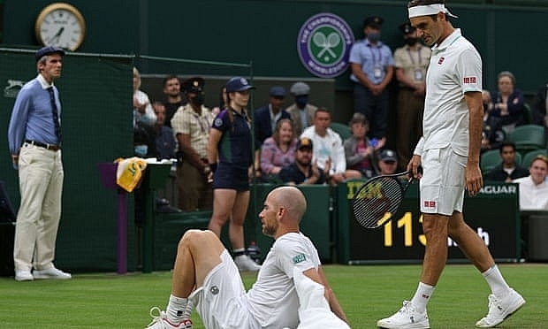 Federer “toát mồ hôi” vượt qua vòng 1 Wimbledon 2021