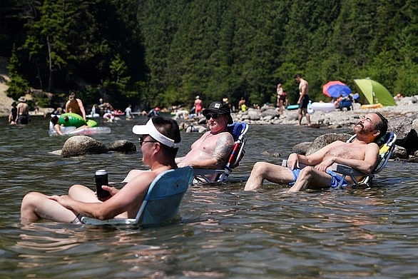Người dân tắm mát tại hồ Alouette, thành phố Maple Ridge, British Columbia, Canada hôm 29-6 giữa thời tiết nắng nóng - Ảnh: REUTERS