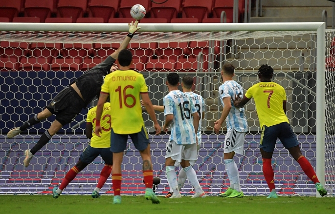 Thủ thành Martinez tỏa sáng ở loạt penalty đưa Argentina vào chung kết