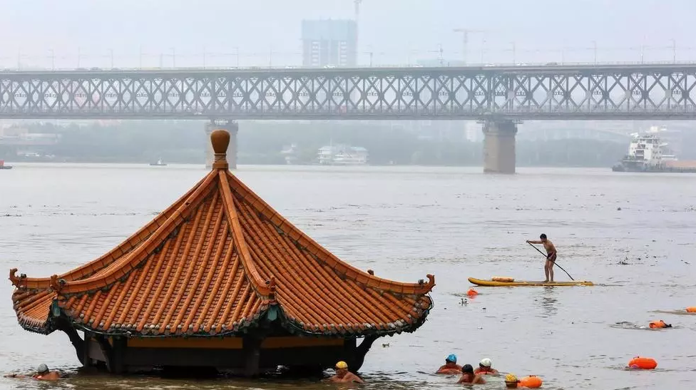 Mực nước sông Dương Tử dâng cao do mưa lũ. (Ảnh: AFP)