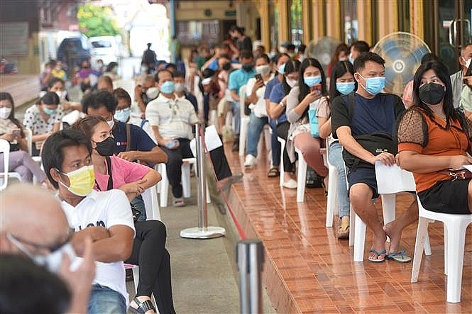 Người dân Thái Lan đang xếp hàng chờ tiêm vaccine ngừa Covid-19.